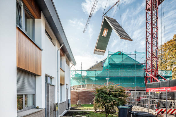 Pose d'un élément de toit sur un bâtiment