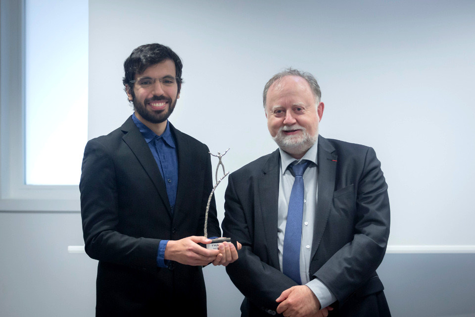 Remise du trophée Thales PhD Prize 2018 à Yann Briheche par Marko Erman, Directeur technique de Thales